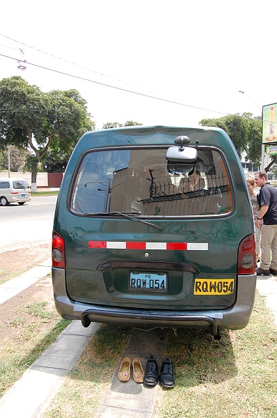 Bartek-5.JPG - Buty ślubne zostały pozostawione pod losowo wybranym samochodem. Niech sie wam w nich dobrze chodzi, kochani znalazcy. My ruszamy dalej, w dżunglę.  (Zdjęcie: Bartek)