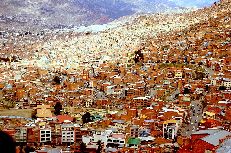 Bartek_super-63.JPG - La Paz jakoś sobie odpuściliśmy, słabe nerwy. W szerokim planie wygląda właśnie tak. Położone na imponującej wysokości 3700 m.n.p.m. (Zdjęcie: Bartek)