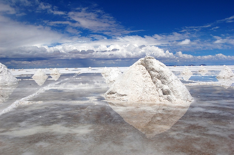 Bartek_super-66.JPG - U nas sól kopie się w Wieliczce głęboko pod ziemią, tutaj zgarnia się łopatą na kupkę i już. Taka kupka kosztuje 50 groszy. (Zdjęcie: Bartek)