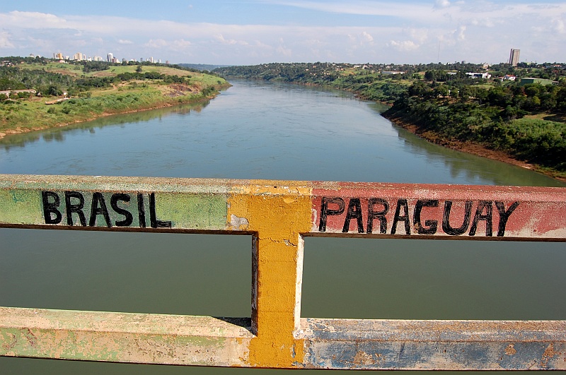 Bartek_super-81.JPG - Most graniczny na Paranie. Opowieści o wysokich siatkach, żołnierzach i atmosferze terroru okazały się nieco przesadzone. (Zdjęcie: Bartek)