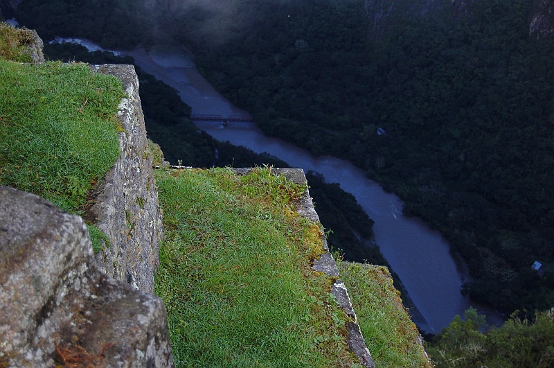 Ania-55.JPG - Tarasy Macchu Picchu, w dole płynie Urubamba. Całość jest na wysokości 2500 metrów, a więc wyżej nisz nasze kochane Rysy. Jednakże nie czuje się tego, wokół duchota, parność i dżungla. (Zdjęcie: Ania)