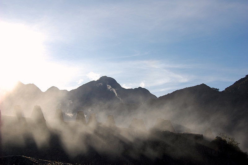 Bartek-88.JPG - Następnego ranka docieramy na szczyt prawie jako pierwsi i wreszcie jest, zarysy ruin rysują się w oparach. (Zdjęcie: Bartek)