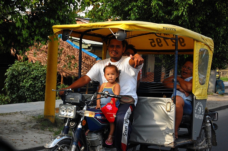 Ania_super-3.JPG - Na takim motorku potrafi jechać w komplecie nieraz pięcioosobowa rodzina. Z zakupami rzecz jasna. (Zdjęcie: Ania)
