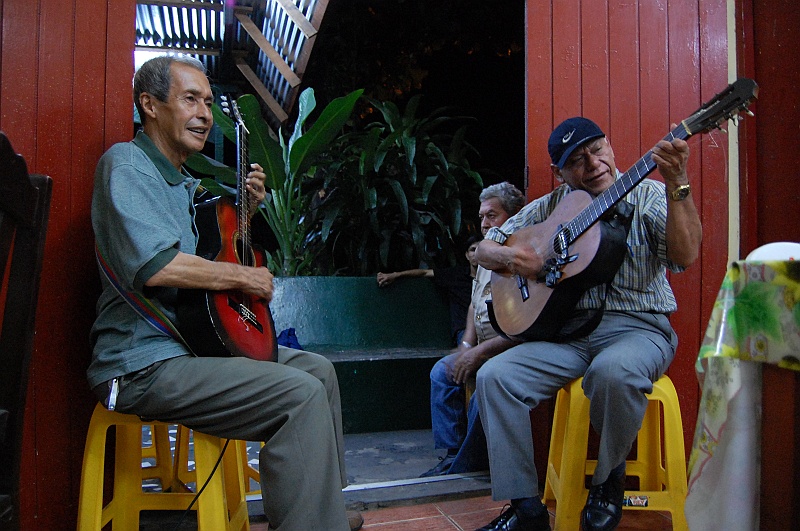 Bartek-17.JPG - Kolacja w miejscowym barze. Kontynuacja ślubu i ślubny walc. A na stole szaszłyk z kokodrillo i pieczone w liściach bananowców rybki z Amazonki. I geniusze gitary oraz feelingu. Co nie, Astronom? (Zdjęcie: Bartek)