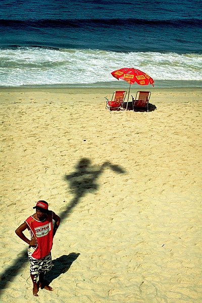 Ania_super-83.JPG - Copacabana w Rio - jeden z niezliczonych sprzedawców. (Zdjęcie: Ania)