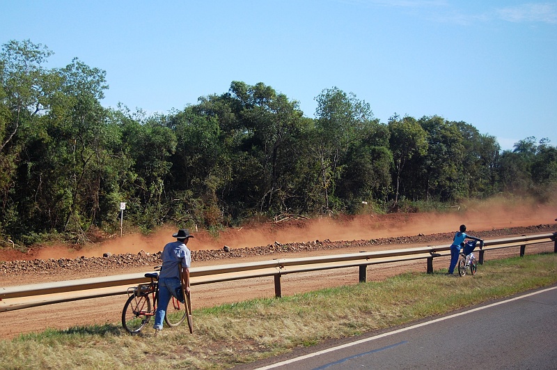 Ania_super-77.jpg - Ziemia coraz bardziej czerwona, to niechybny znak, że Brazylia coraz bliżej. Jutro wodospady. (Zdjęcie: Ania)