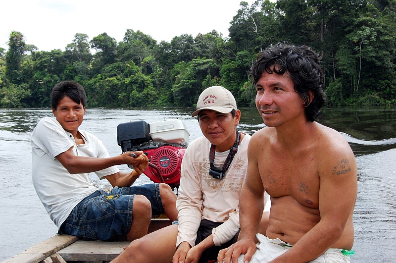 Ania-23.JPG - Wracamy do Iquitos. A to nasi niesamowici przewodnicy - Miguel, jego brat Pepe i chłopak, u którego zatrzymaliśmy się w gościnie. Jeszcze tu kiedyś wrócimy? (Zdjęcie: Ania)