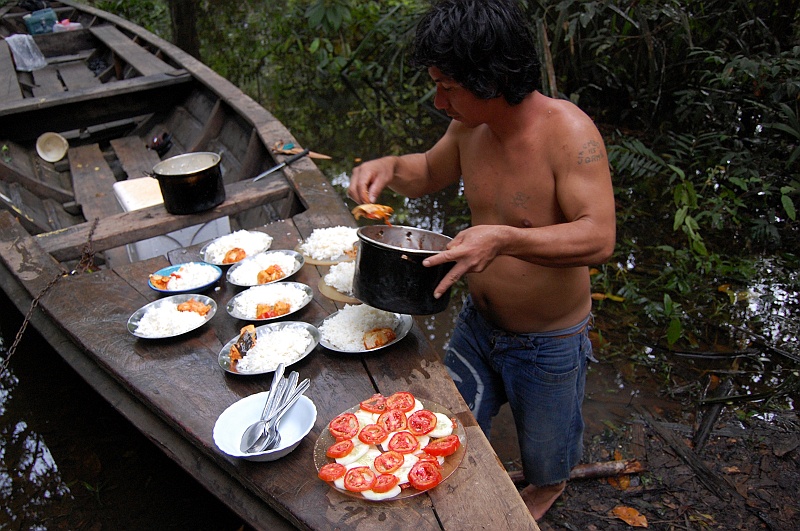 Bartek-39.JPG - Ha! No i jak wam? Ślinka cieknie? I dobrze, bo lepszej rybki nie jedliśmy w życiu. Mieszana poprzez potrząsanie garnkiem :) (Zdjęcie: Bartek)