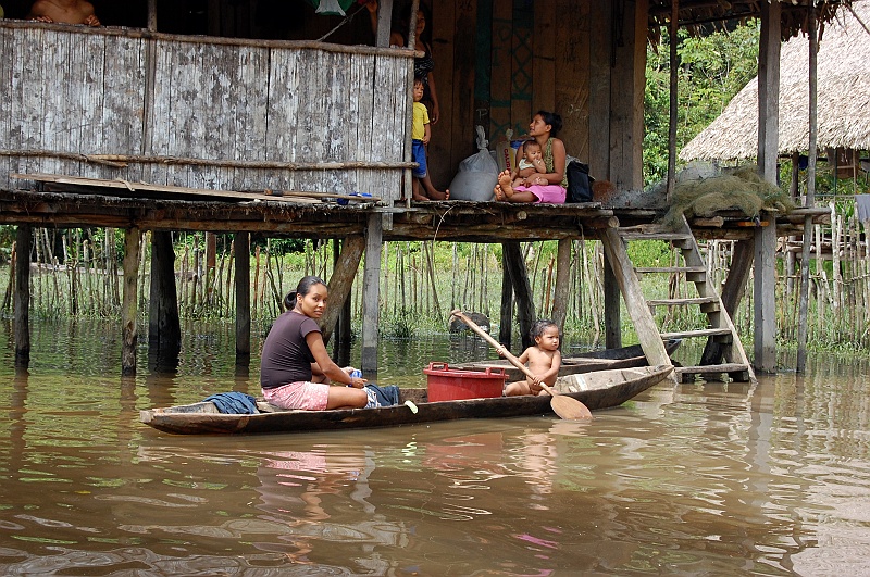 Ania-24.JPG - W porze deszczowej pomiędzy domkami nie da się przejść suchą nogą co ma pewne zalety. Nie trzeba się kłopotać wężami na przykład. I jak wygodnie i sympatycznie można zrobić pranie, prawda? Toaleta jest blisko, jakiś metr dalej. :) (Zdjęcie: Ania)