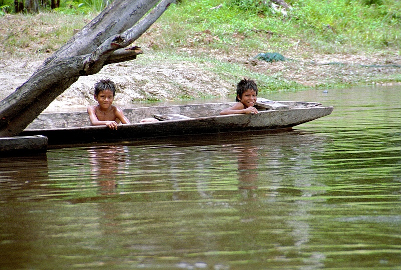 Bartek-48.JPG - Płyniemy w górę rzeki. (Zdjęcie: Bartek)