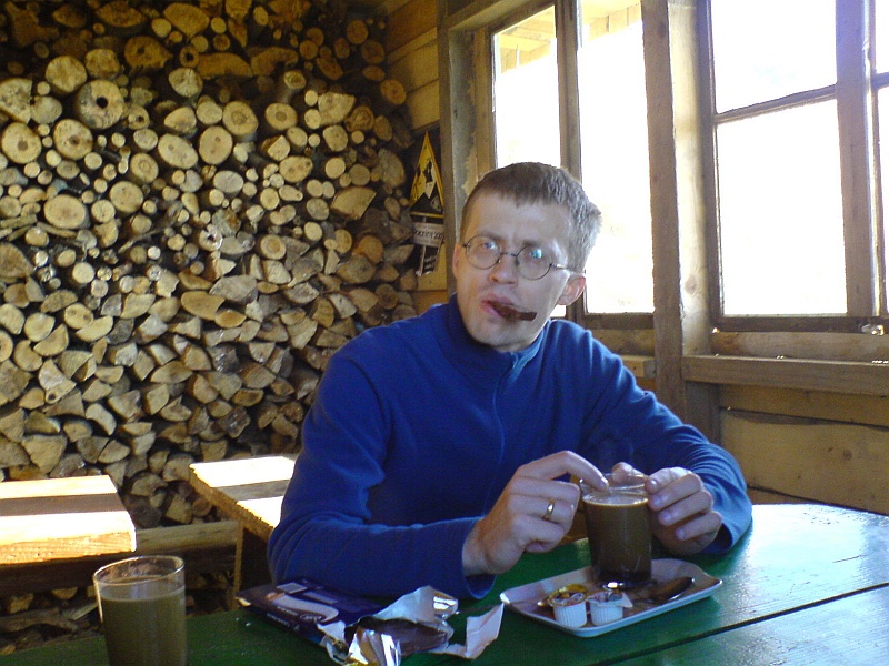 DSC00179.JPG - I inkasujemy poranną nagrodę. Kawa plujka oraz czekolada to jest to. :) W Chatce Puchatka, rzecz niecodzienna, pustka jak po wybuchu jądrowym.