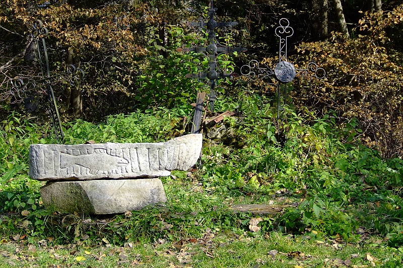 DSCF1476.JPG - Miejsce po cerkwi, kamienny ołtarz przypomina lata minione. Nie takie znowu dawne przecież.