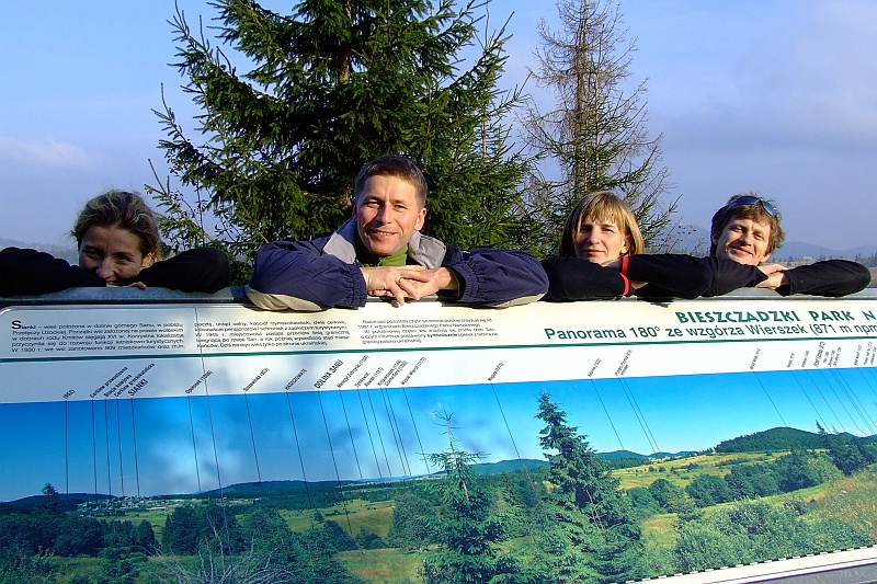 DSCF1532.JPG - No i jesteśmy. Rzut oka na panoramę Sianek. Dalej na południe wydeptaną przez człowieka ścieżką nie da się w Polsce dotrzeć.