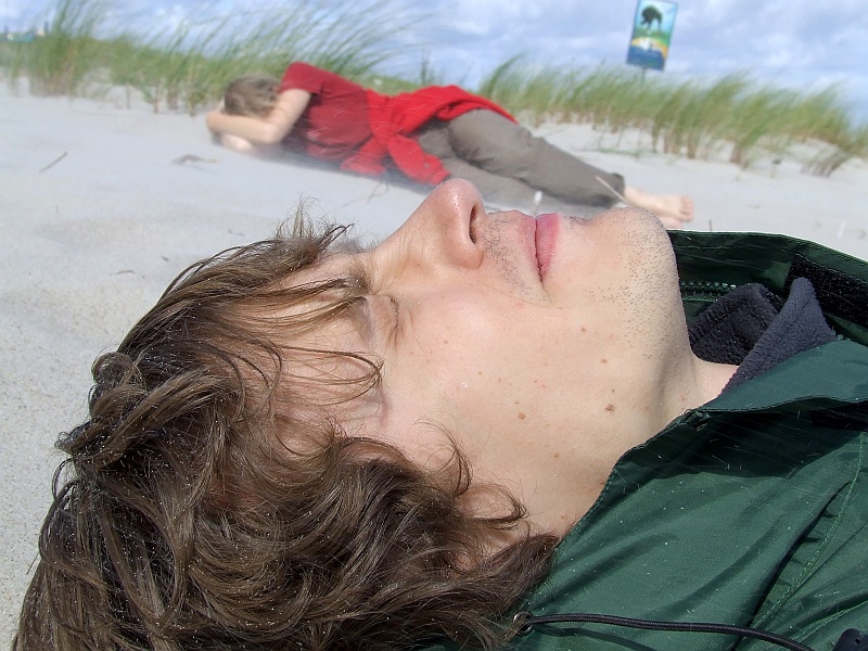 DSCF2640.JPG - Sjesta na Helu. Szpileczki piasku kłują po twarzy.