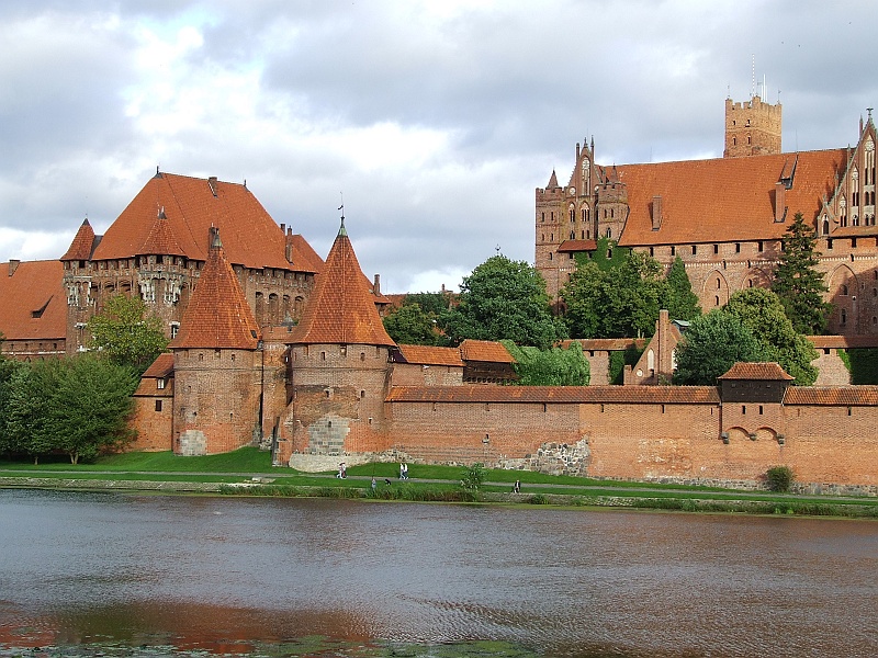 DSCF2746.JPG - Jak się pewnie wszyscy domyślają, kolejny dzień wichury. Jedziemy zwiedzić zamczysko w Malborku. Robi piorunujące wrażenie. Samo zwiedzanie z przewodnikiem bite 3 godziny. A potem niekończące się myszkowania po zaułkach tego ogromnego kompleksu.
