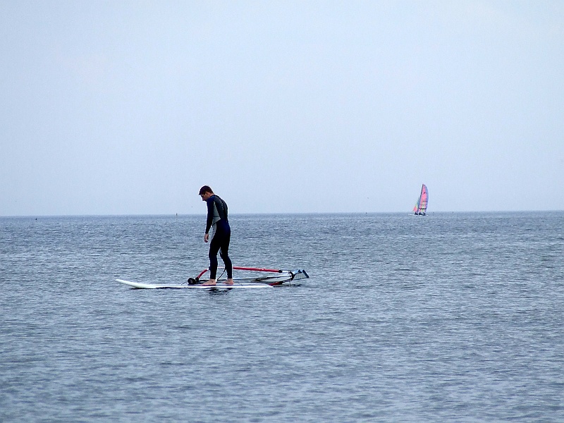 DSCF2797.JPG - Oczywiście od czasu do czasu trzeba wyciągnąć żagiel z wody. Od fału robią się odciski.