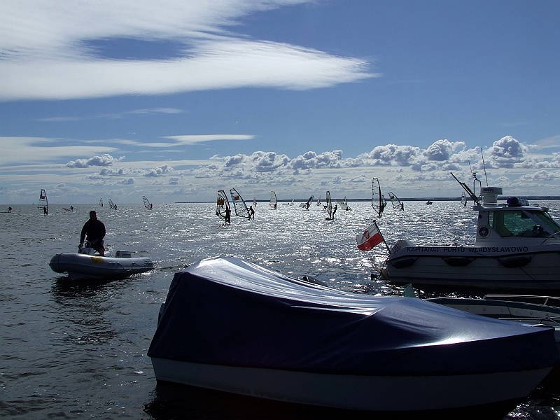DSCF2802.JPG - A to już weekend. Zatoka zapełnia się bardziej zaawansowanymi od nas zawodnikami.