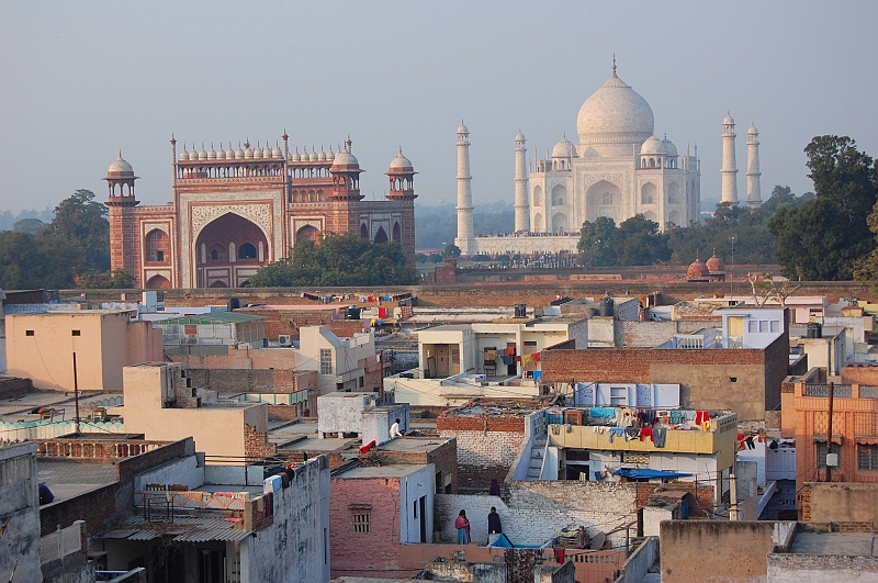07_26.JPG - Szerszy plan. Na głównej bramie 22 kopułki -- tyle lat trwała budowa mauzoleum. Legenda mówi, że wszystkim z 20 tysięcy robotników uczestniczących w budowie obcięto kciuki, aby już nigdy nie zrobili niczego równie pięknego. (Zdjęcie: Ania)