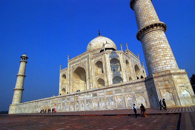 Indie0404.JPG - Taj Mahal, mauzoleum wybudowane przez Szahdzahana dla upamiętnienia ukochanej żony Mumtal Mahal. (Zdjęcie: Laura i Astronom)