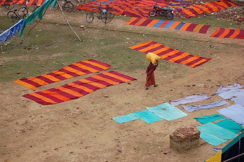 02_12.JPG - Wielkie suszenie. Co ciekawe, nawet białe rzeczy suszy się w ten właśnie sposób -- kłądąc na ziemi. (Zdjęcie: Ania)