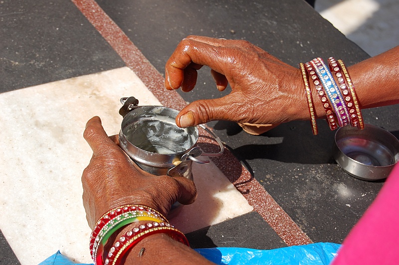 08_12.JPG - Kolorowe bransoletki ozdabiają nadgarstki większości kobiet. (Zdjęcie: Ania)