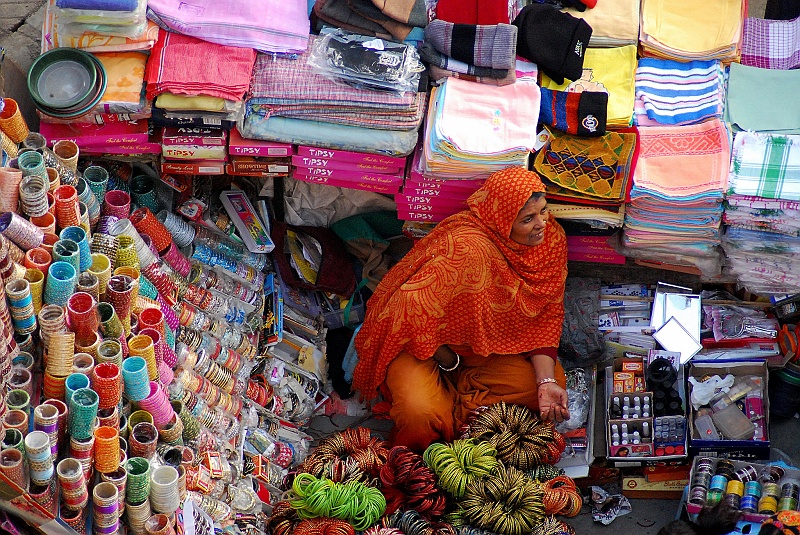 Indie0054.JPG - Sprzedawczyni kolorowego, wesołego badziewia. (Zdjęcie: Laura i Astonom)