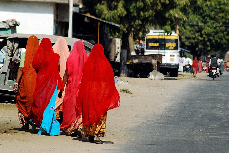Indie0514.JPG - Puszkar -- kobiety przstrajają się tu z lekkim swingiem muzułmańskim. (Zdjęcie: Laura i Astonom)