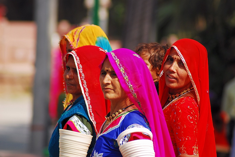 Indie0560.JPG - Ciekawe bransoletki na ramionach. Udaipur. (Zdjęcie: Laura i Astonom)