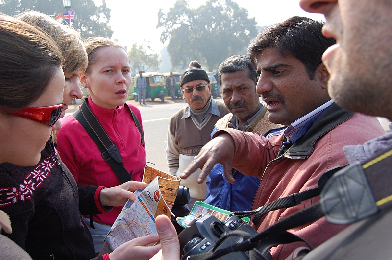 02.Delhi_DSC_0096.JPG - Próbujemy nie dać się orżnąć rikszarzom, negocjujemy ostro. Niestety nie do końca skutecznie, jeszcze nie poznaliśmy obowiązujacych poziomów cen. (Zdjęcie: Bartek)