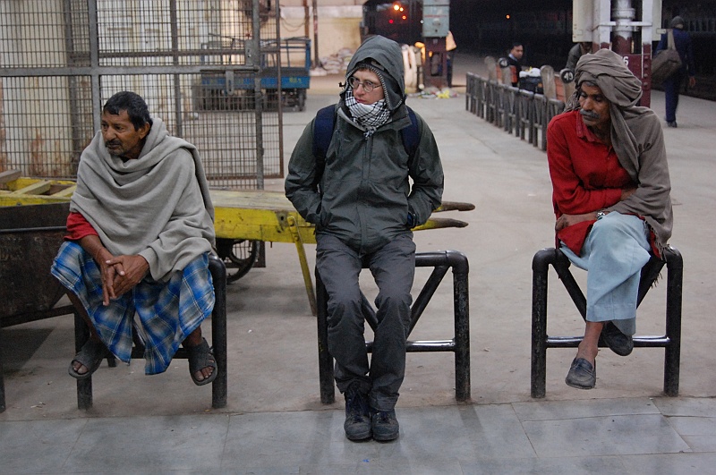 14.Delhi_DSC_0121.JPG - W oczekiwaniu na odbiór bagażu z przechowalni. (Zdjęcie: Bartek)