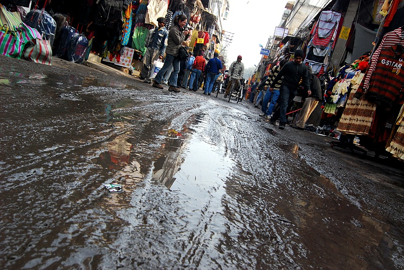 Indie0009.JPG - Handlowa uliczka w turystycznym rejonie Delhi. (Zdjęcie: Laura i Astronom)