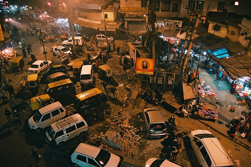 Indie0024.JPG - Market Square widziany z dachu hostelu. Krowy, samochody, gruz i kłębowisko ciał. (Zdjęcie: Laura i Astronom)