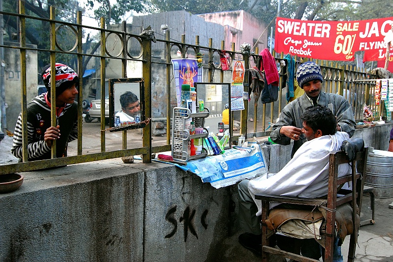 Indie0030.JPG - Uliczny fryzjer zarabia na chleb. (Zdjęcie: Laura i Astronom)