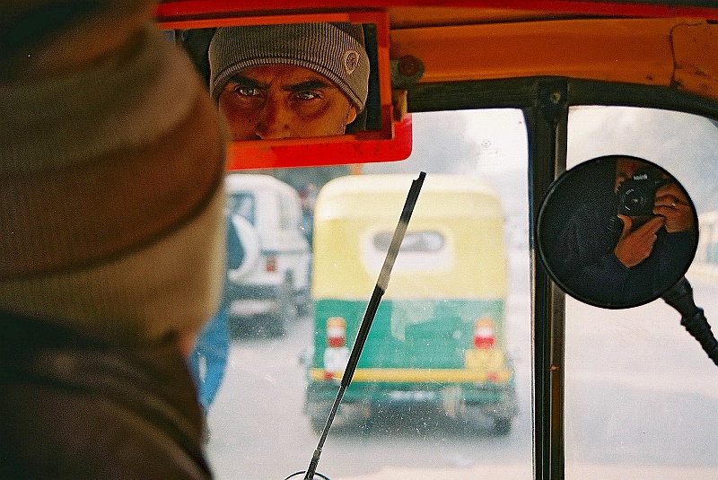 Indie0037.JPG - W środku naszego głównego środka transportu, czyli motorikszy. Da się pojechać w czwórkę. Plus kierowca, plus plecaki. Niby niemożliwe. (Zdjęcie: Laura i Astronom)