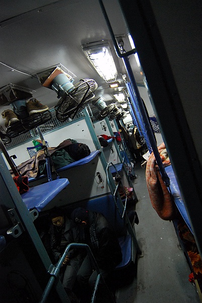 Indie0057.JPG - Wewnątrz wagonu klasy sleeper. Sleepery to podstawowa klasa tubylcza na dalekie trasy. Białasy wybierają częściej klasy AC3 lub AC2. (Zdjęcie: Laura i Astronom)