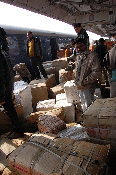 06_06.JPG - W Gorakhpur na dworcu spędziliśmy ze 12 godzin obserwując zachowania tubylców. Tak prawdę mówiąc to my byliśmy obserwowani przez nich. (Zdjęcie: Ania)