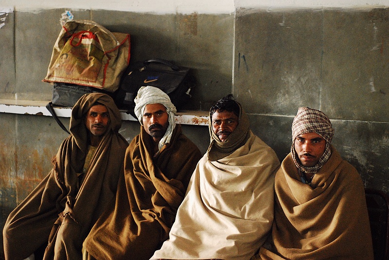 Indie0383.JPG - Hinduscy podróżni godzinami oczekujący na spóźnione pociągi. (Zdjęcie: Laura i Astronom)