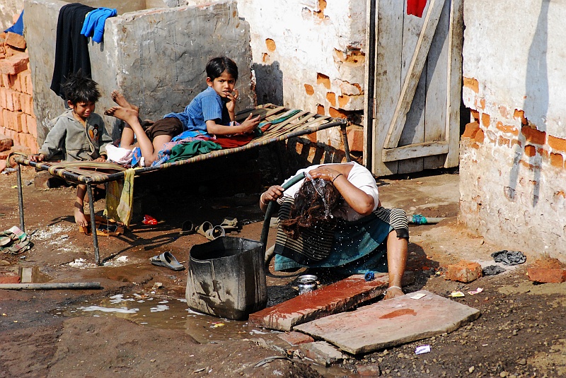 Indie0397.JPG - Podglądamy życie ludzi z okien pociągu. (Zdjęcie: Laura i Astronom)