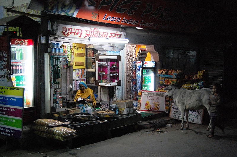 10_11.JPG - Sklepik plus krowa. (Zdjęcie: Ania)