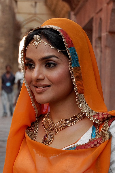 12.Jodhpur_DSC_0085.JPG - W forcie w Jodhpurze trafiliśmy akurat na zdjęcia do jakiegoś kolejnego epokowego dzieła Bollywood. To jedna z aktorek, trzeba powiedzieć, że dość liczna ekipa obsługi starała się na bieżąco odgadywać jej myśli. A i jej przyczepa mieszkalna wyglądała całkiem całkiem. (Zdjęcie: Bartek)