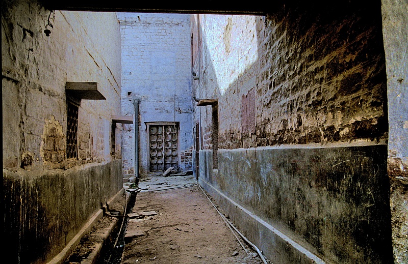 12.Jodhpur_Imag0378a.JPG - Zaułek klimatyczny. (Zdjęcie: Bartek)