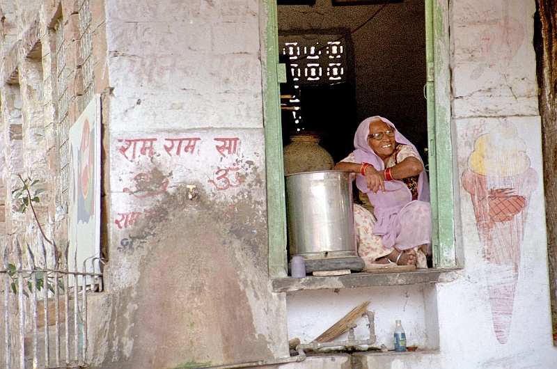 12.Jodhpur_Imag0567.JPG - Typowe indyjskie rozwiązanie, handel prowadzony wprost z wnęki budynku. (Zdjęcie: Bartek)