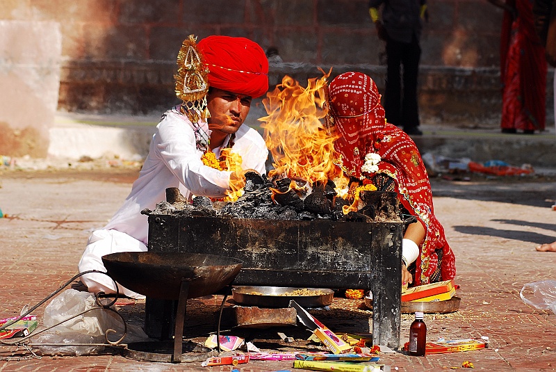 Indie0563.JPG - Jeden z elementów ceremonii ślubnej, na którą udało nam się trafić. Zaciekawiło nas, że jakoś niespecjalnie komuś zależało, aby to miejsce choć na czas uroczystości co nieco ogarnąć. (Zdjęcie: Laura i Astronom)