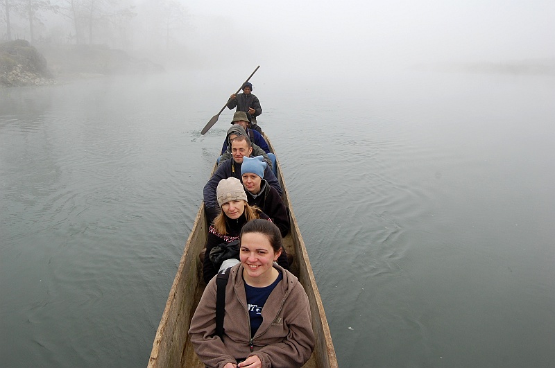 05_05.JPG - W Chitwan postanowiliśmy wytropić tygrysa. Zaczeliśmy od przeprawy rzeką pełną groźnych krokodyli... Ale jak się okazało tylko w czasie, gdy nie występuje poranna mgła. (Zdjęcie: Ania)