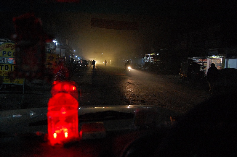 08.Gorakhpur_DSC_0159.JPG - I wracamy do Indii. Nic tak nie poprawia nastroju kierowcy jak mrygające jaskrawie badziewie na przedniej szybie. :) (Zdjęcie: Bartek)