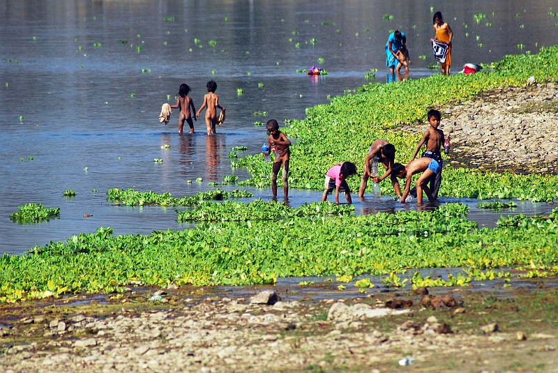 Indie0371.JPG - Popołudniowe ablucje nad rzeką. Groza sytuacji polega na tym, że nie jest ona wolna od krokodyli. (Zdjęcie: Laura i Astronom)