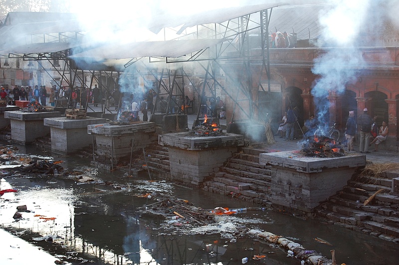 04_37.JPG - Palenie zwłok w najważniejszej hinduistycznej świątyni w Nepalu. (Zdjęcie: Ania)