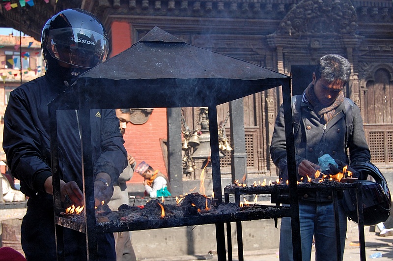 05.Kathmandu_i_okolice_DSC_0652.JPG - Pomodlić można się w każdej chwili i w każdych okolicznościach. Modlitwa jest powszednia i naturalna. (Zdjęcie: Bartek)