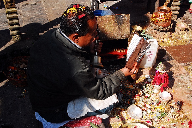 Indie0247.JPG - I znowu nie rozumiemy co się dzieje. Kapłan uwija się jak w ukropie. Miesza składniki, posypuje głowę, inkantuje. (Zdjęcie: Laura i Astronom)