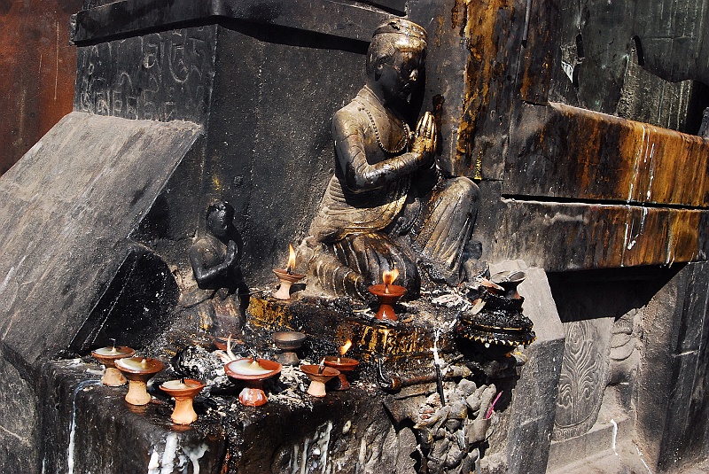 Indie0248.JPG - Bywa, że duże świątynie świecą pustkami, a niepozorne małe posągi uginają się od ofiarnych zniczy. Coraz mniej rozumiemy. (Zdjęcie: Laura i Astronom)